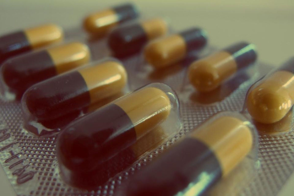 Plain, unbranded capsules